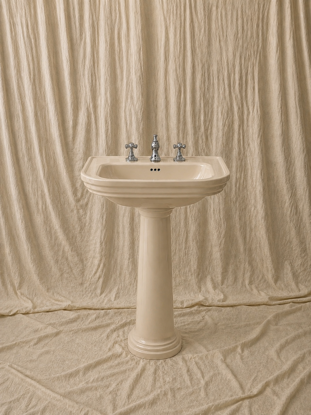 Curved Pedestal Washbasin 72